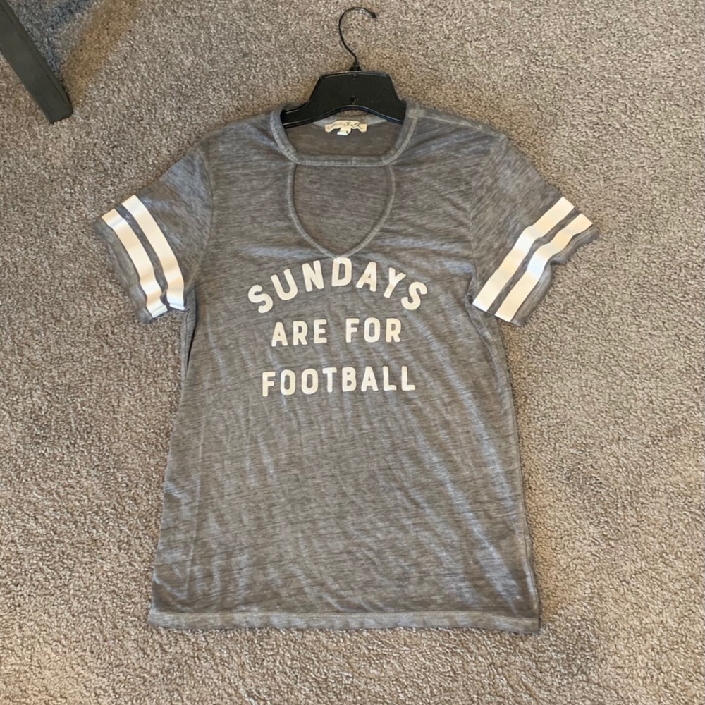 Express keyhole Graphic Tee